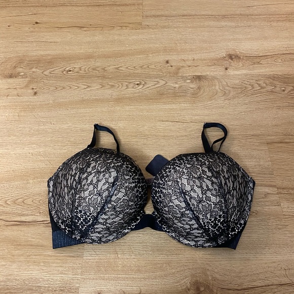 Victoria’s Secret bra 38dd NWOT